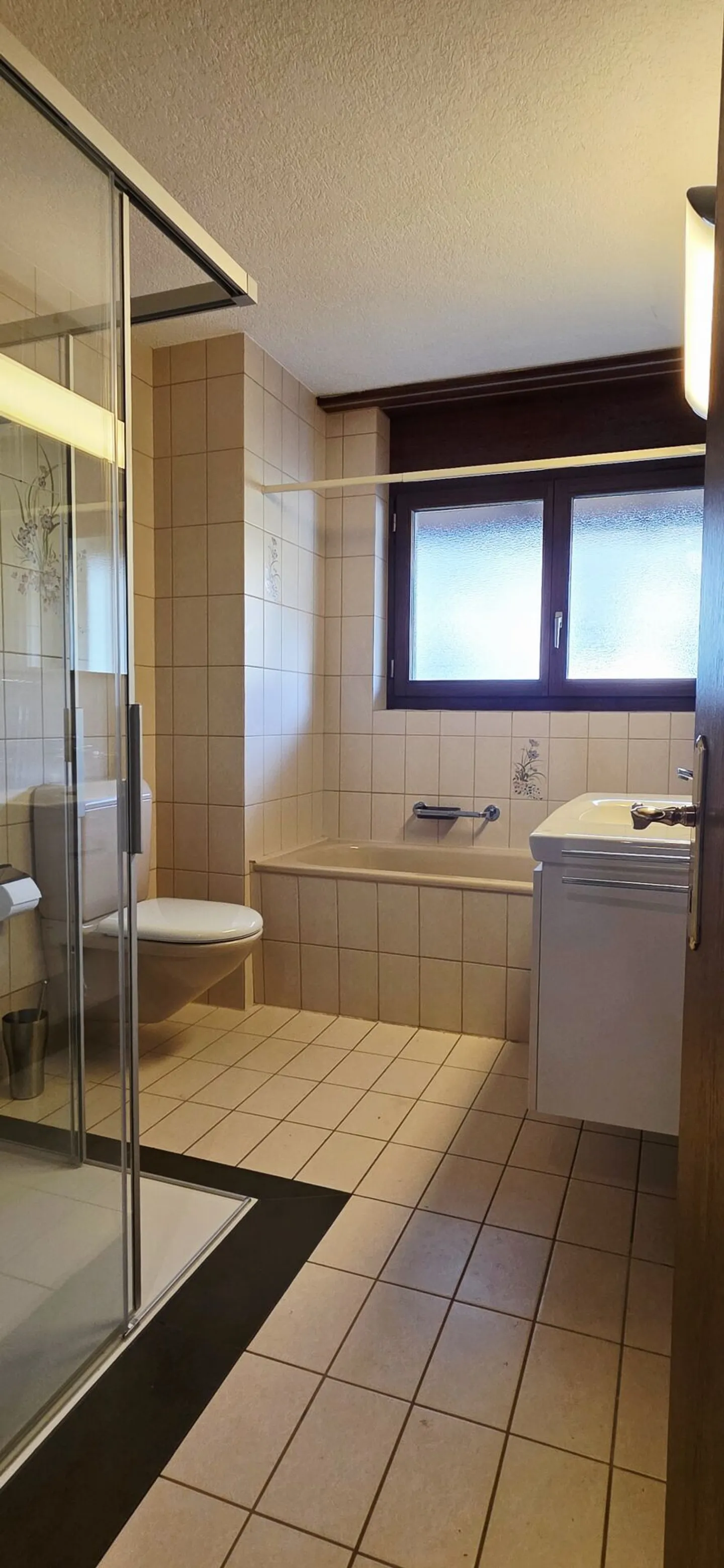 Spacious and bright 4.5 room apartment with cellar and attic compartment, as well as a garage box included in the price in Küttigen. - Photo 5 of 13