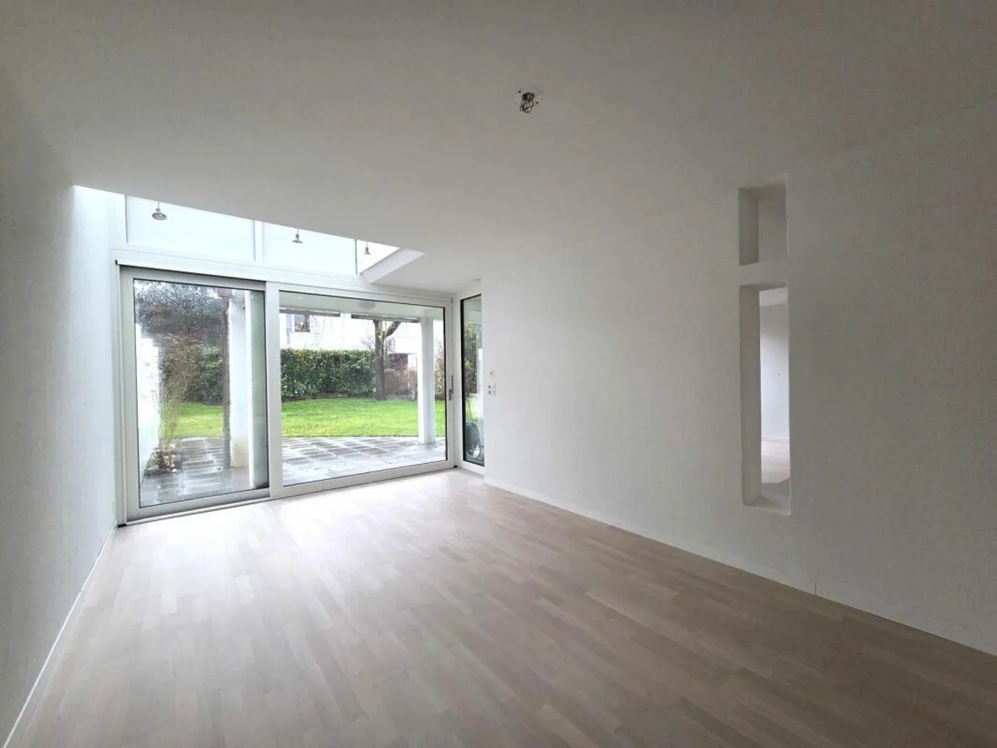 Grosszügiges Eckhaus mit Garten - Foto 3 von 14