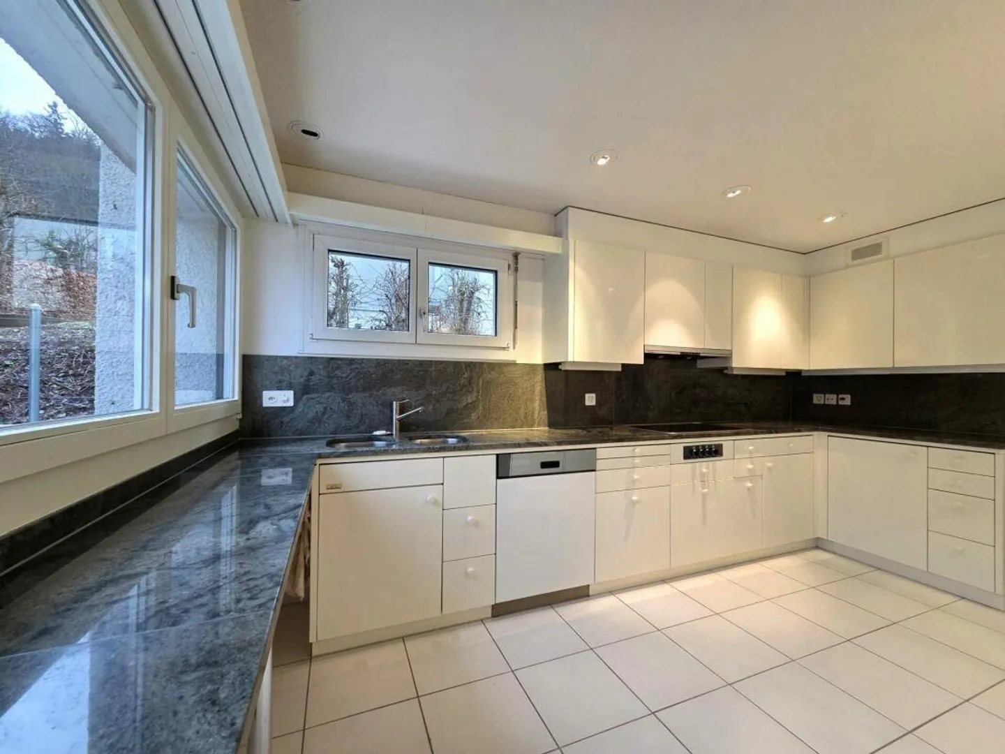 Grosszügiges Eckhaus mit Garten - Foto 2 von 14