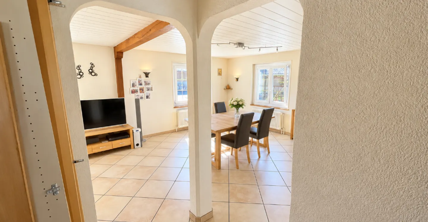 Maison familiale avec jardin, garage et panneaux solaires à Boncourt - Foto 3 di 12