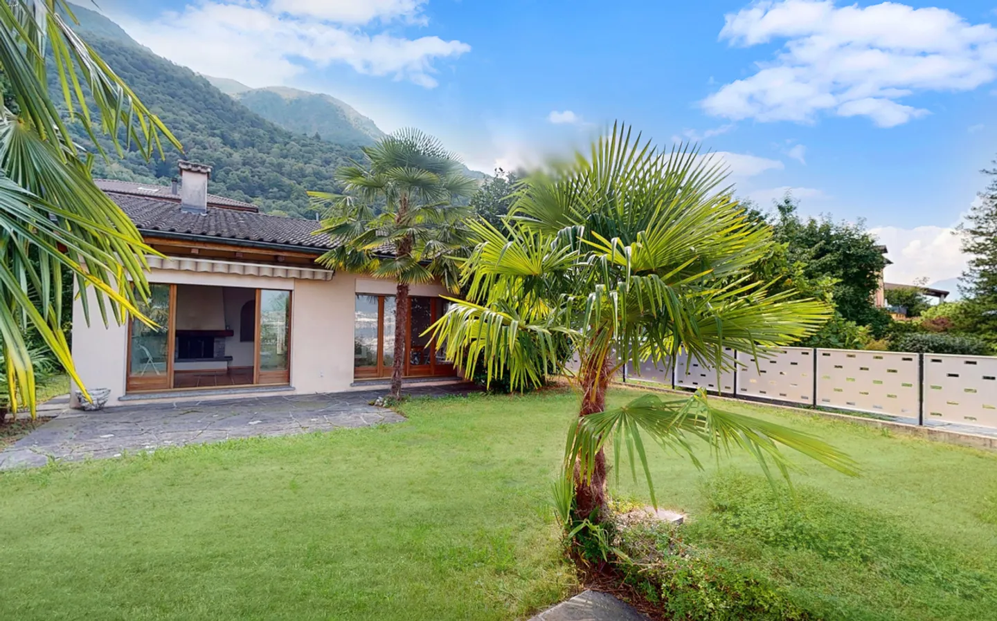 Charming Residential House with Unobstructed Lake View and Exclusive Construction Potential - Photo 5 of 17
