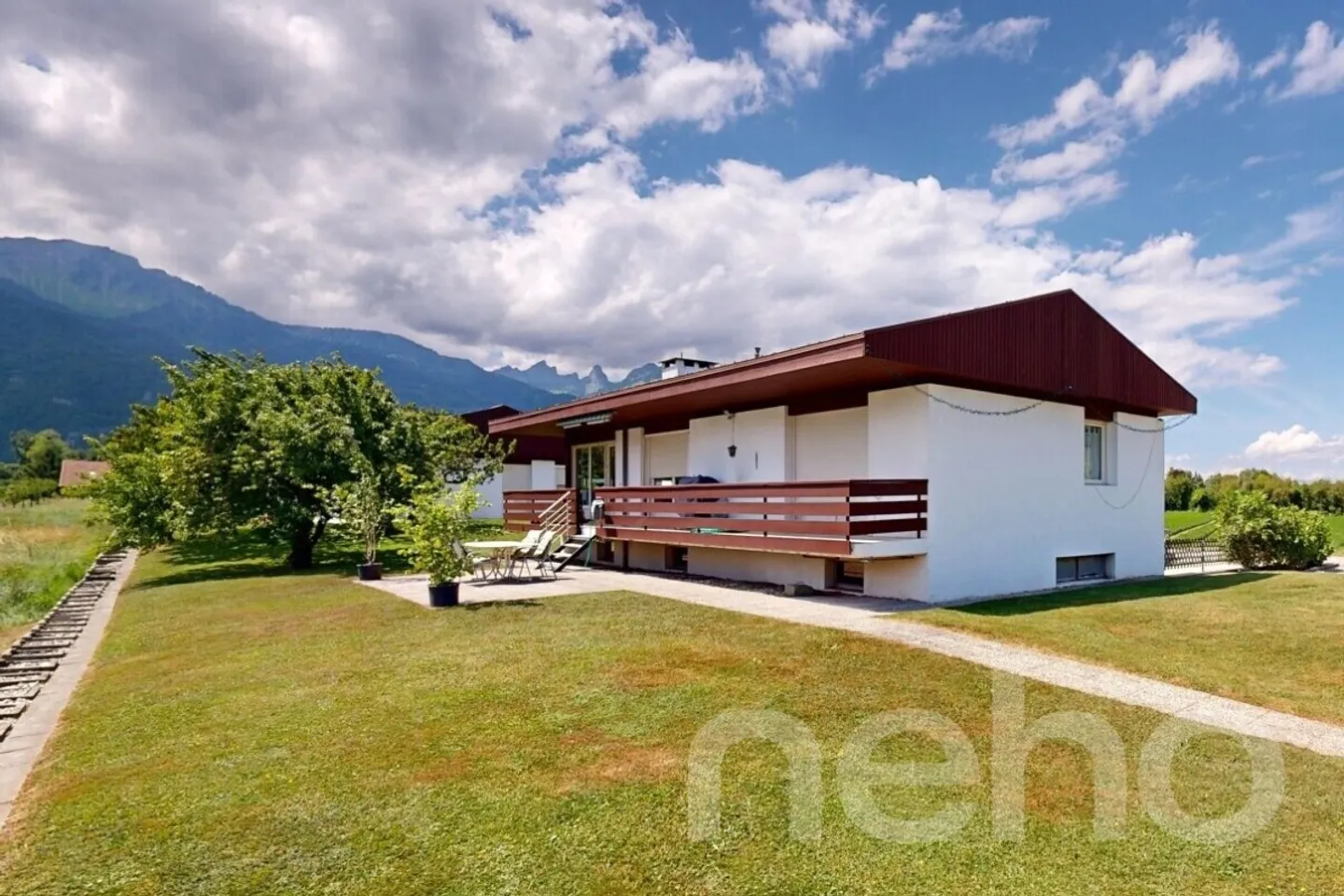 Charming Villa with Garden - Photo 3 of 12