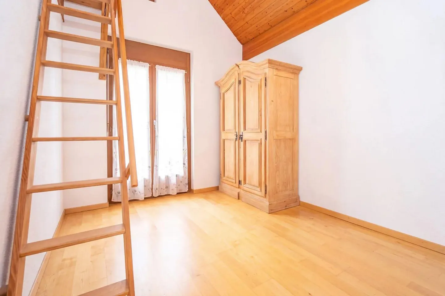 Charming Townhouse with Balconies - Photo 10 of 13