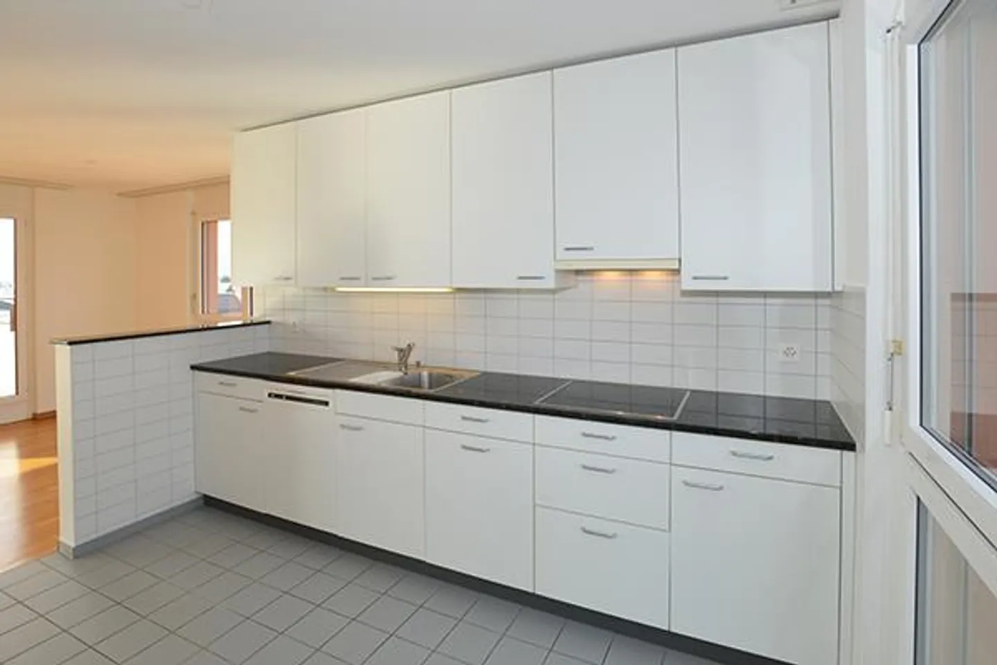 Stylische Attika-Wohnung in Volketswil - Foto 4 von 13
