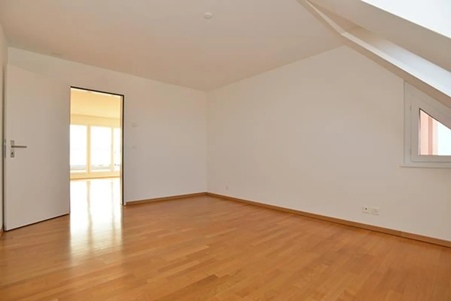 Stylische Attika-Wohnung in Volketswil - Foto 9 von 13