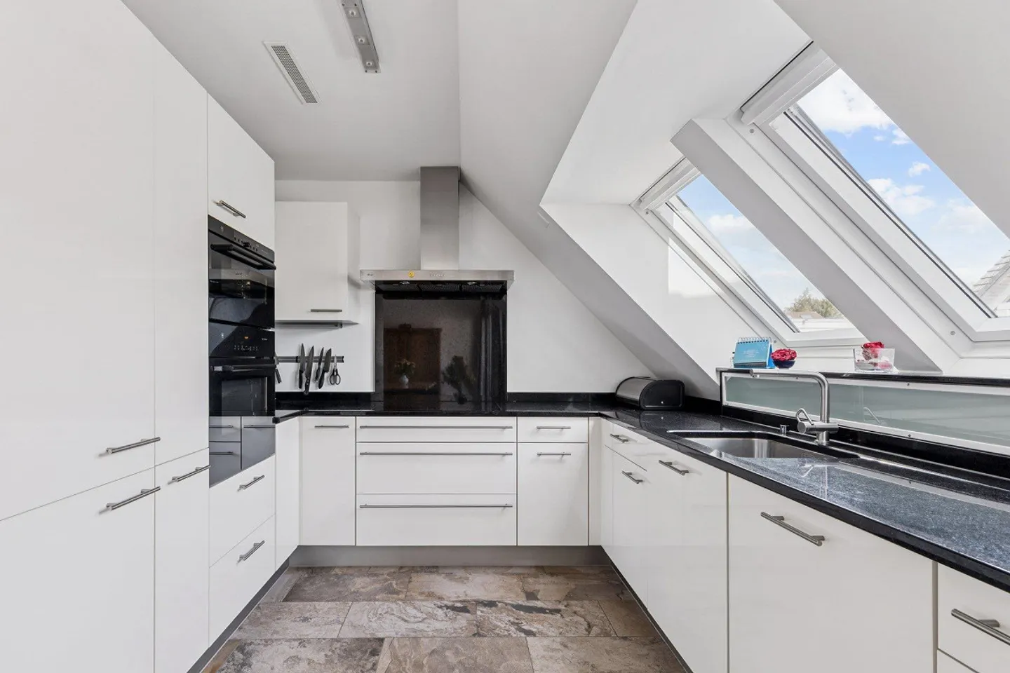 Spacious Living with Gallery and Open Space Structure. - Photo 2 of 6