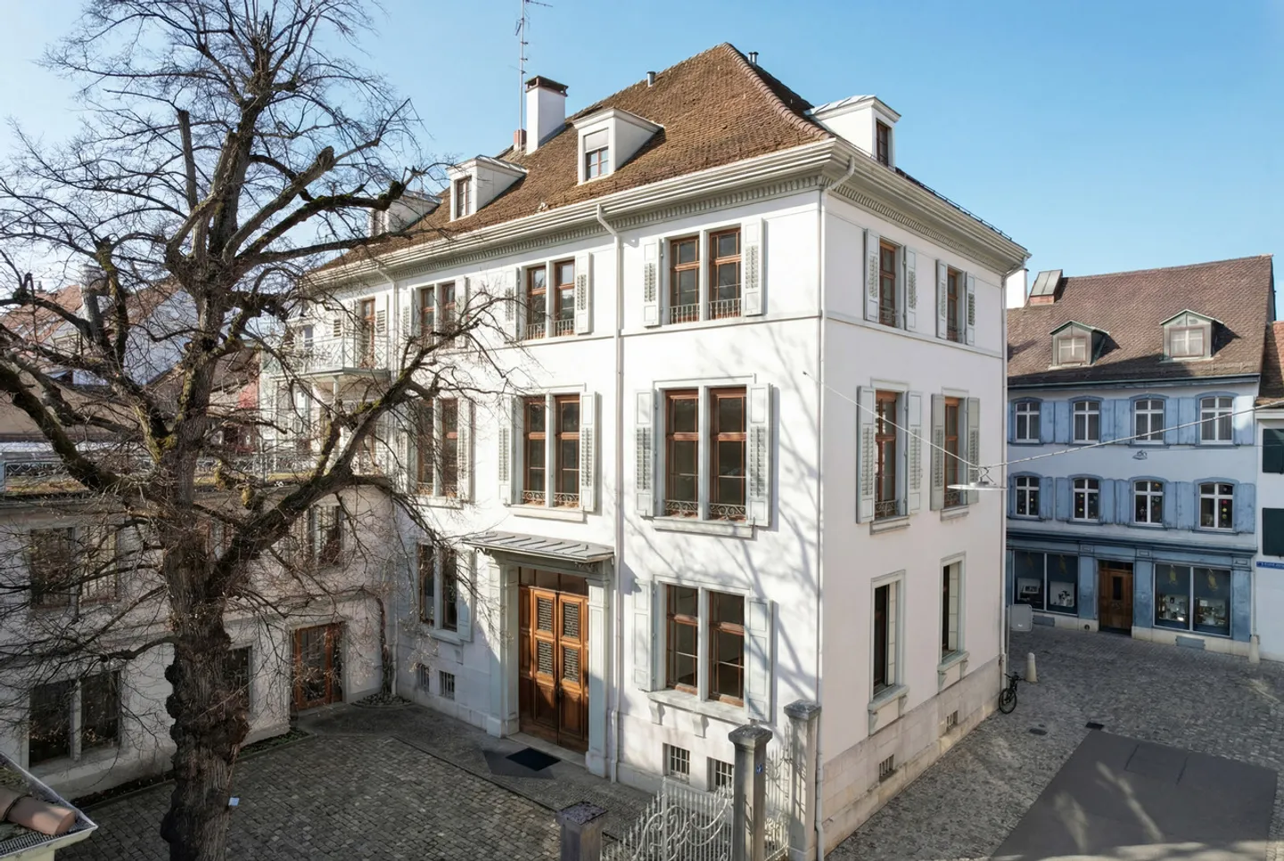 VILLA DE VILLE CARACTÉRISTIQUE DANS UN EMPLACEMENT PRIVILÉGIÉ - BAIL TEMPORAIRE - Photo 1 sur 15