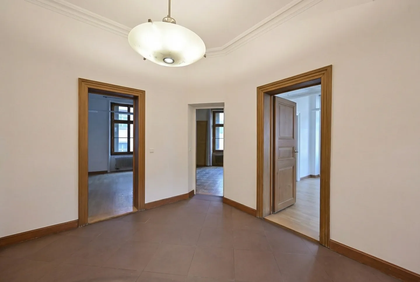 VILLA DE VILLE CARACTÉRISTIQUE DANS UN EMPLACEMENT PRIVILÉGIÉ - BAIL TEMPORAIRE - Photo 11 sur 15