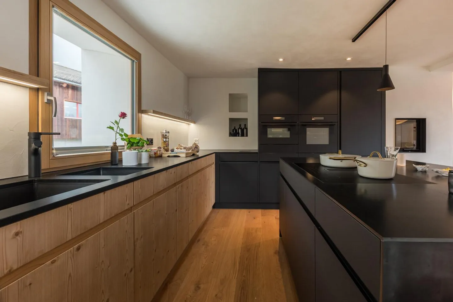 Stunning Duplex Apartment with Panoramic Views - Photo 4 of 13
