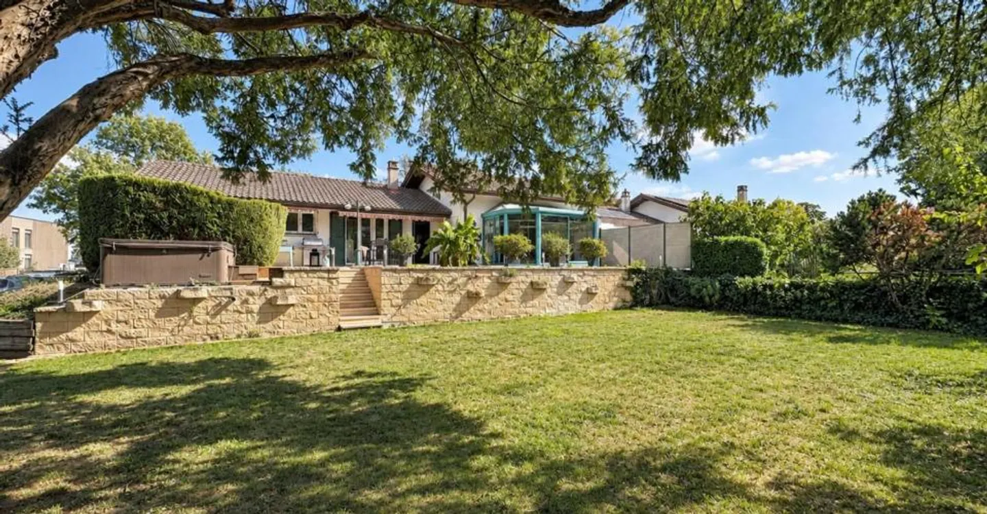 Charming house a stone's throw from the lake - Photo 1 of 11