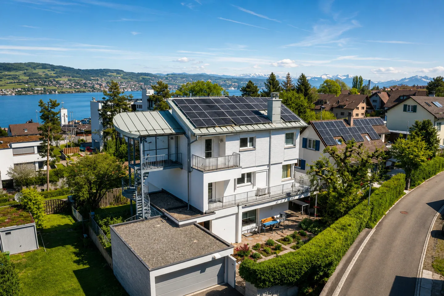 Grosszügiges Einfamilienhaus mit Seesicht - Foto 1 von 13