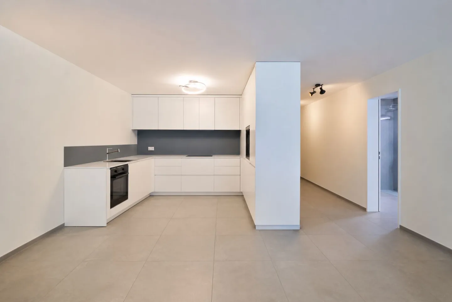 Stylish 3.5-Room Garden Apartment in a Central Location and Natural Surroundings - Photo 2 of 9