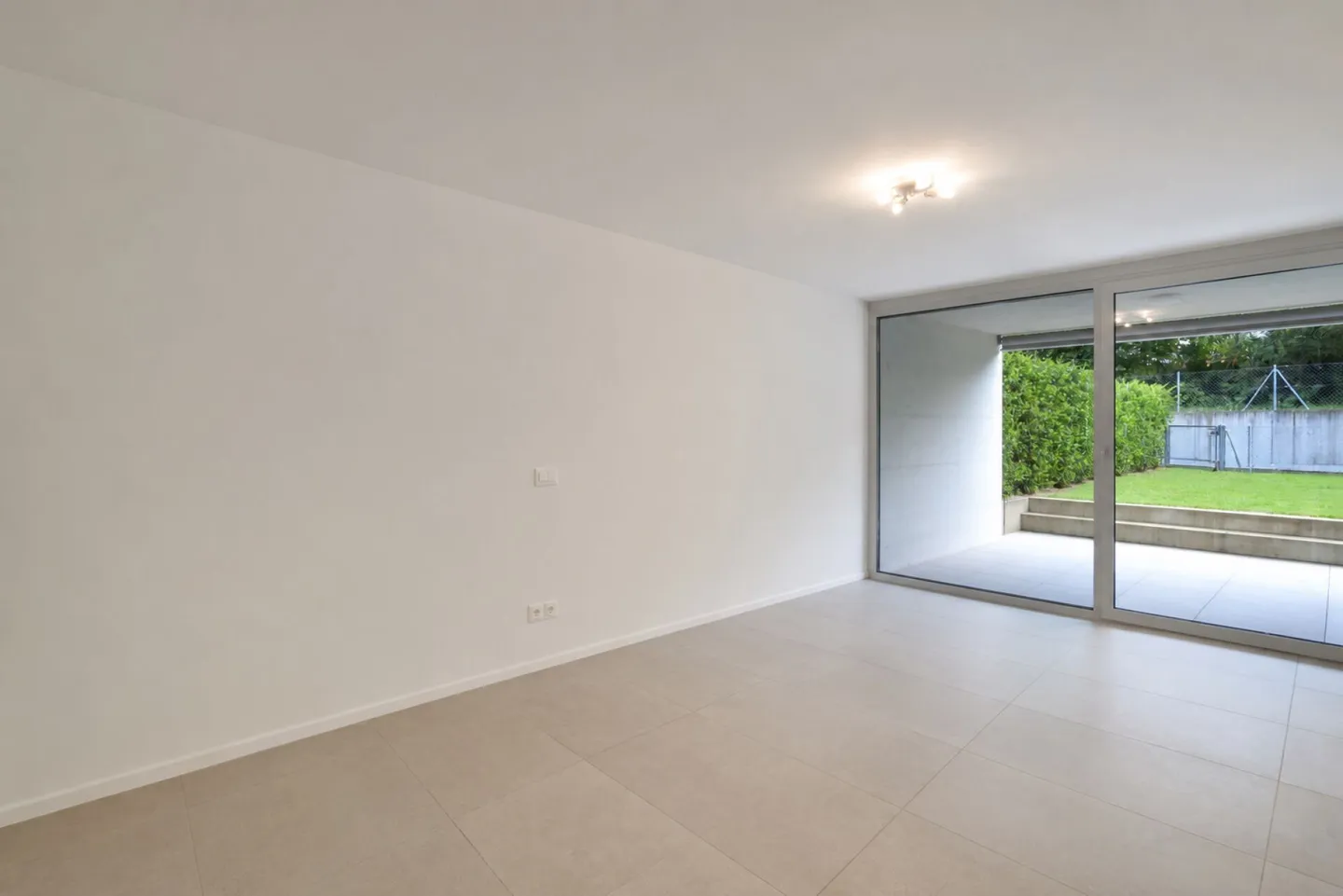 Stylish 3.5-Room Garden Apartment in a Central Location and Natural Surroundings - Photo 5 of 9