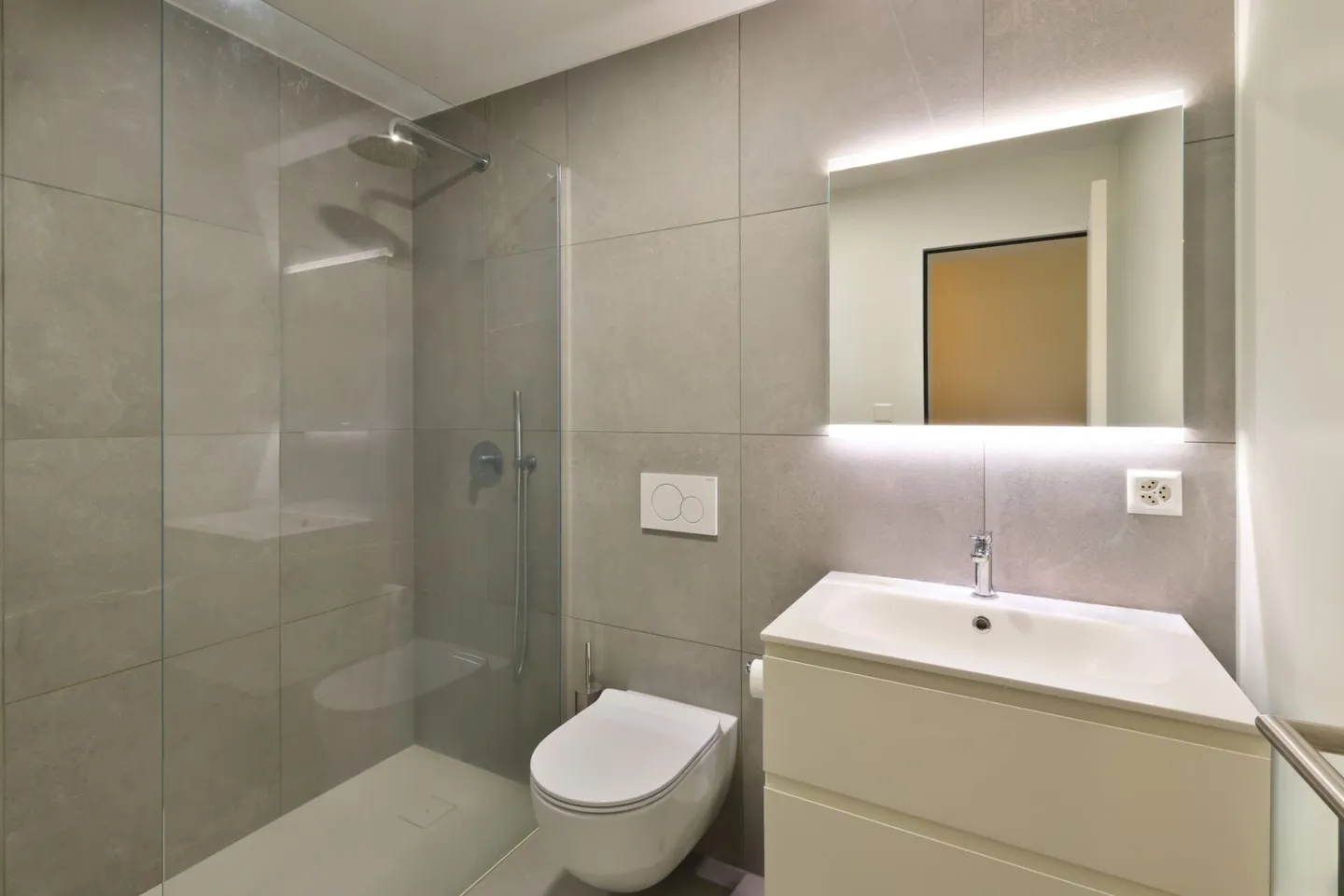 Stylish 3.5-Room Garden Apartment in a Central Location and Natural Surroundings - Photo 6 of 9