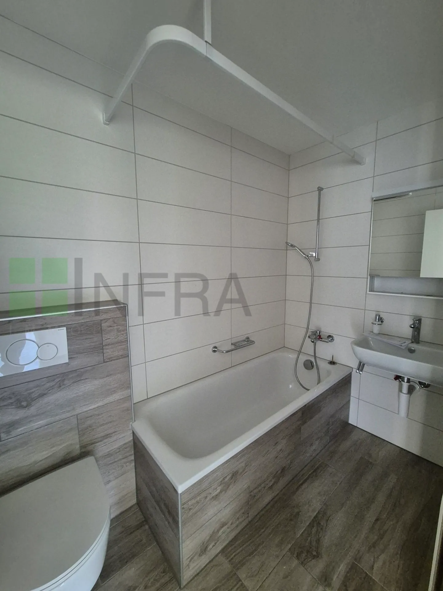 Renovated apartment on the 1st floor with elevator - Photo 2 of 10