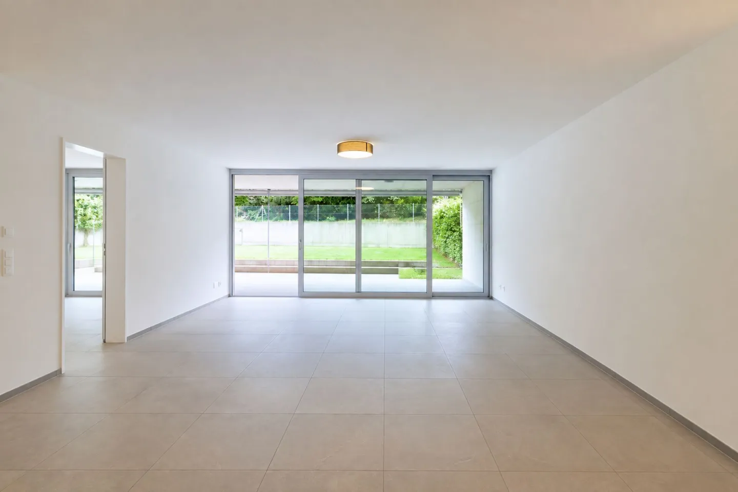 Stylish 3.5-Room Garden Apartment in a Central Location and Natural Surroundings - Photo 4 of 9