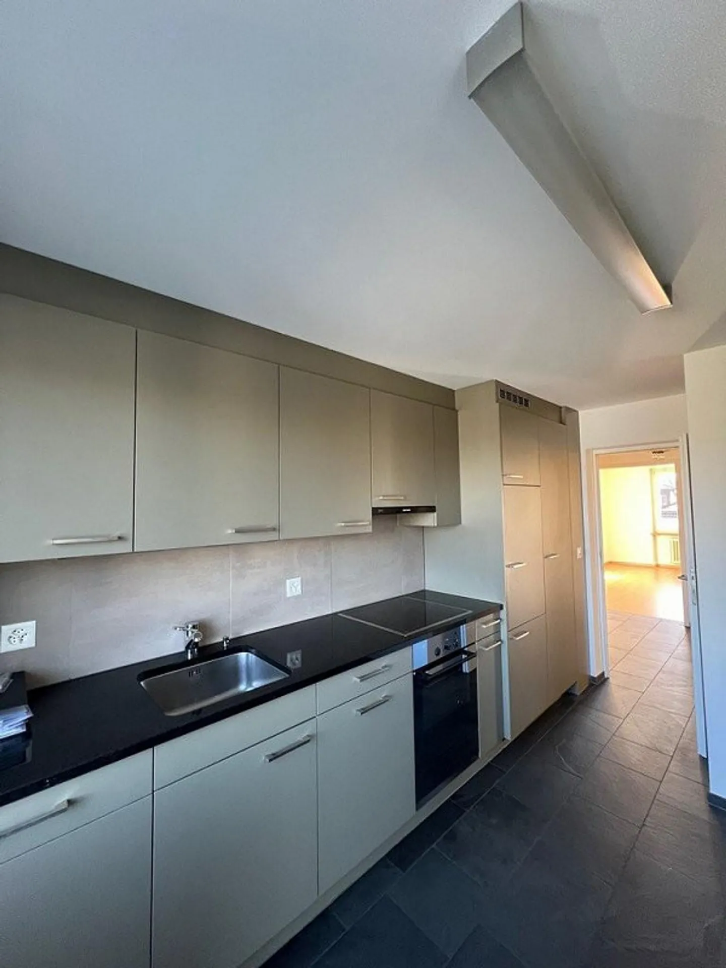 Appartement attrayant de 3,5 pièces avec balcon dans un emplacement central - Photo 2 sur 6