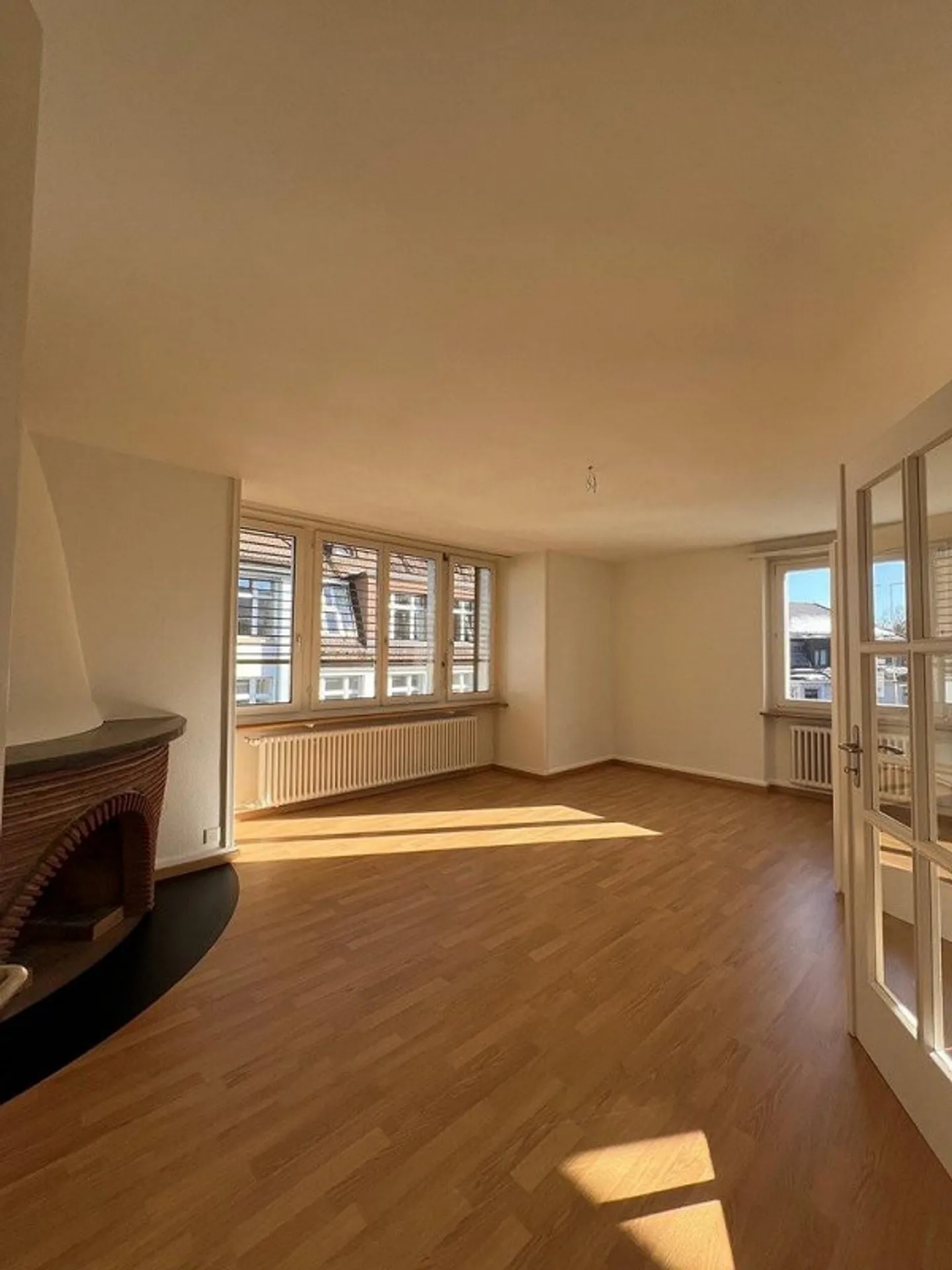 Appartement attrayant de 3,5 pièces avec balcon dans un emplacement central - Photo 3 sur 6