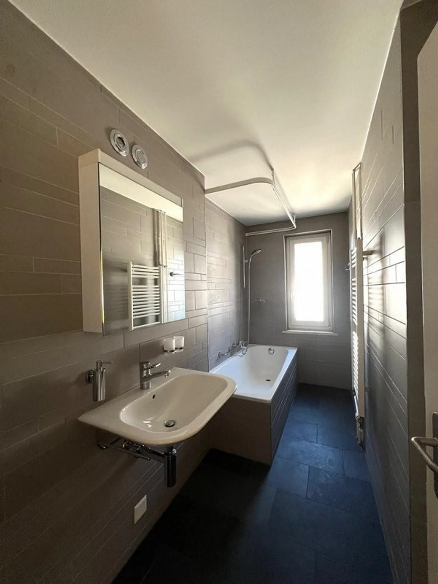 Appartement attrayant de 3,5 pièces avec balcon dans un emplacement central - Photo 5 sur 6