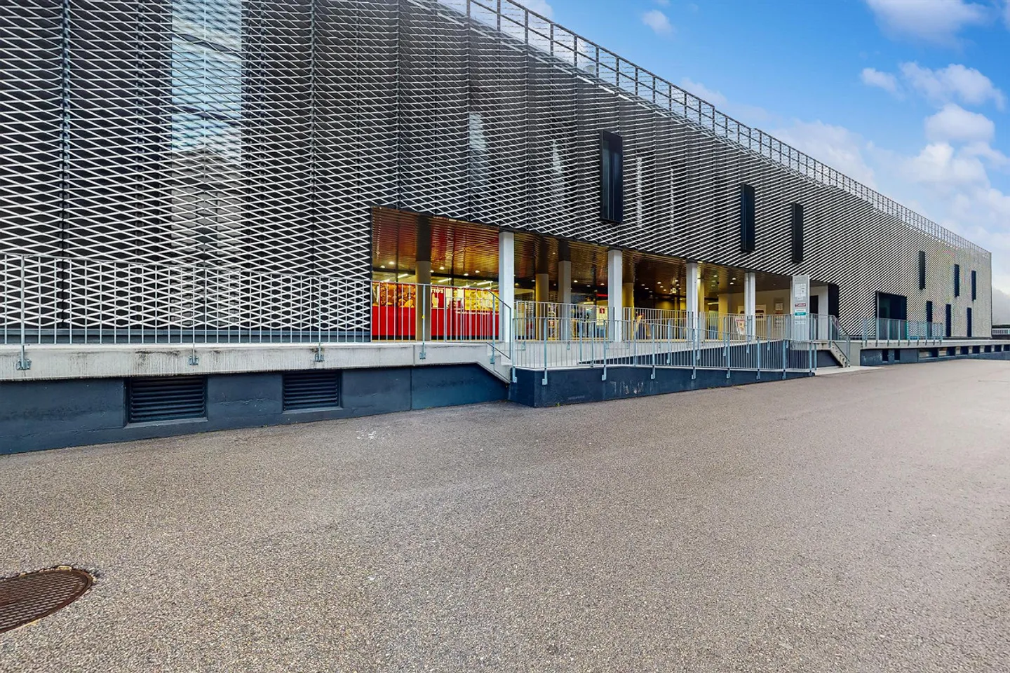 Espace Ouvert Spacieux dans une Zone Stratégique - Photo 1 sur 7