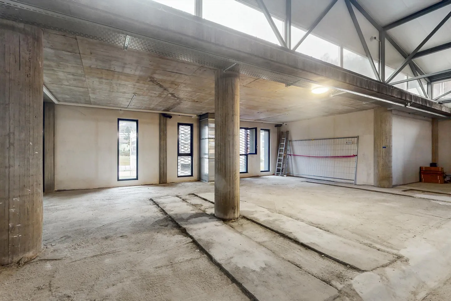 Espace Ouvert Spacieux dans une Zone Stratégique - Photo 4 sur 7