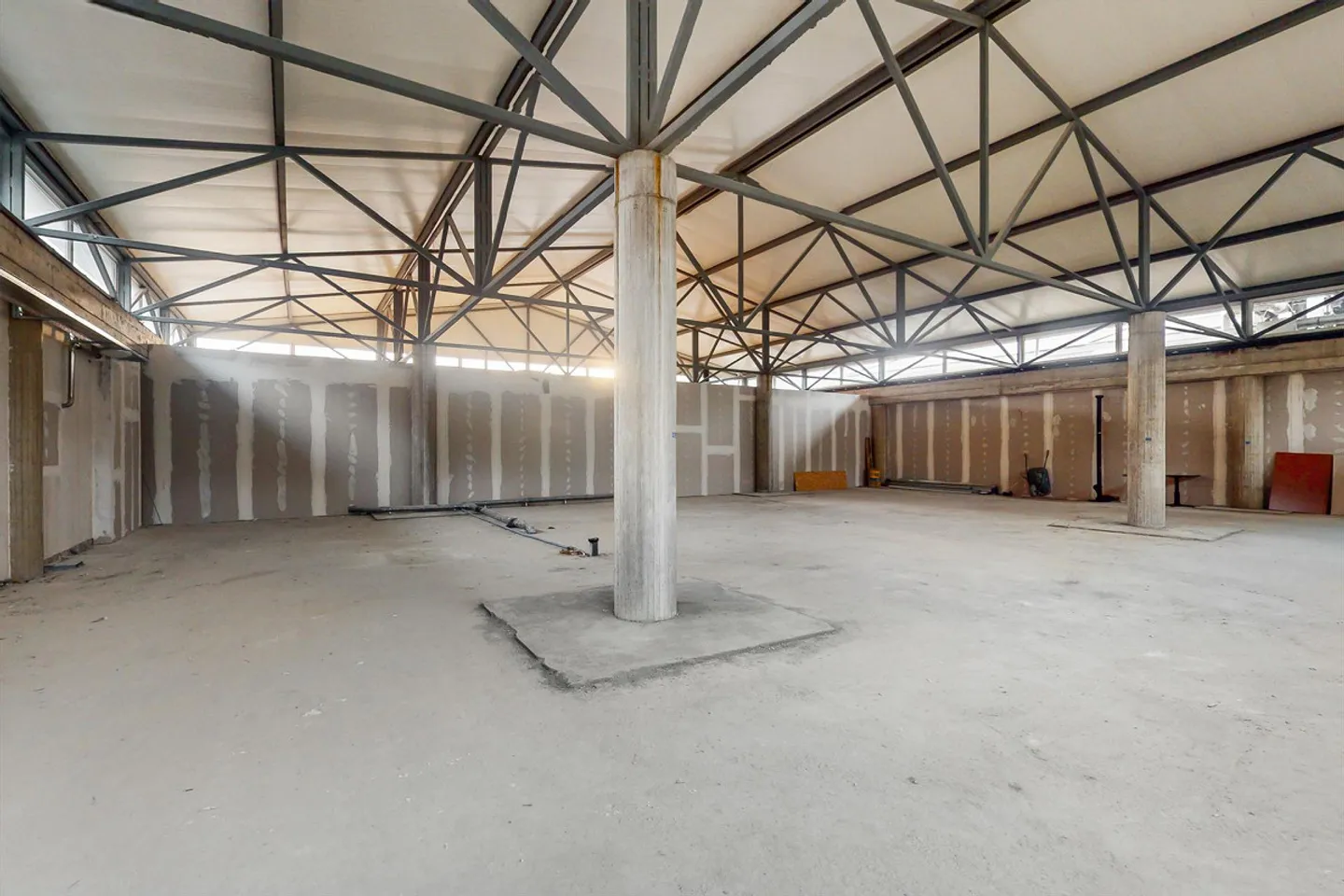 Espace Ouvert Spacieux dans une Zone Stratégique - Photo 6 sur 7