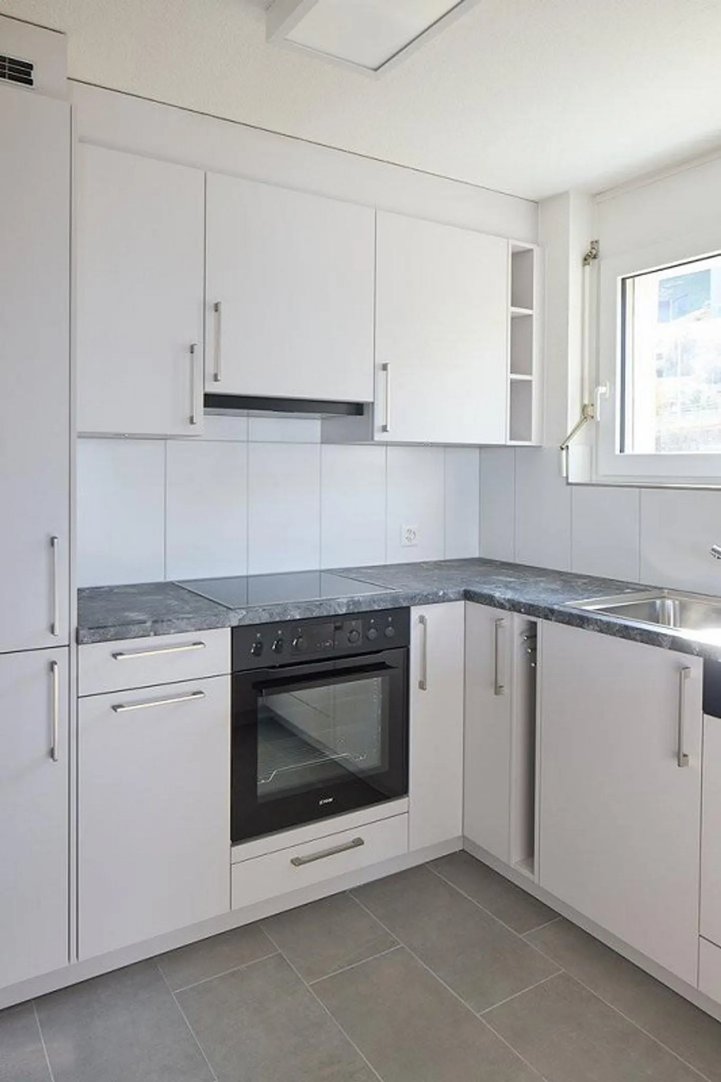 Change of wallpaper - newly renovated apartment awaits you - Photo 4 of 10