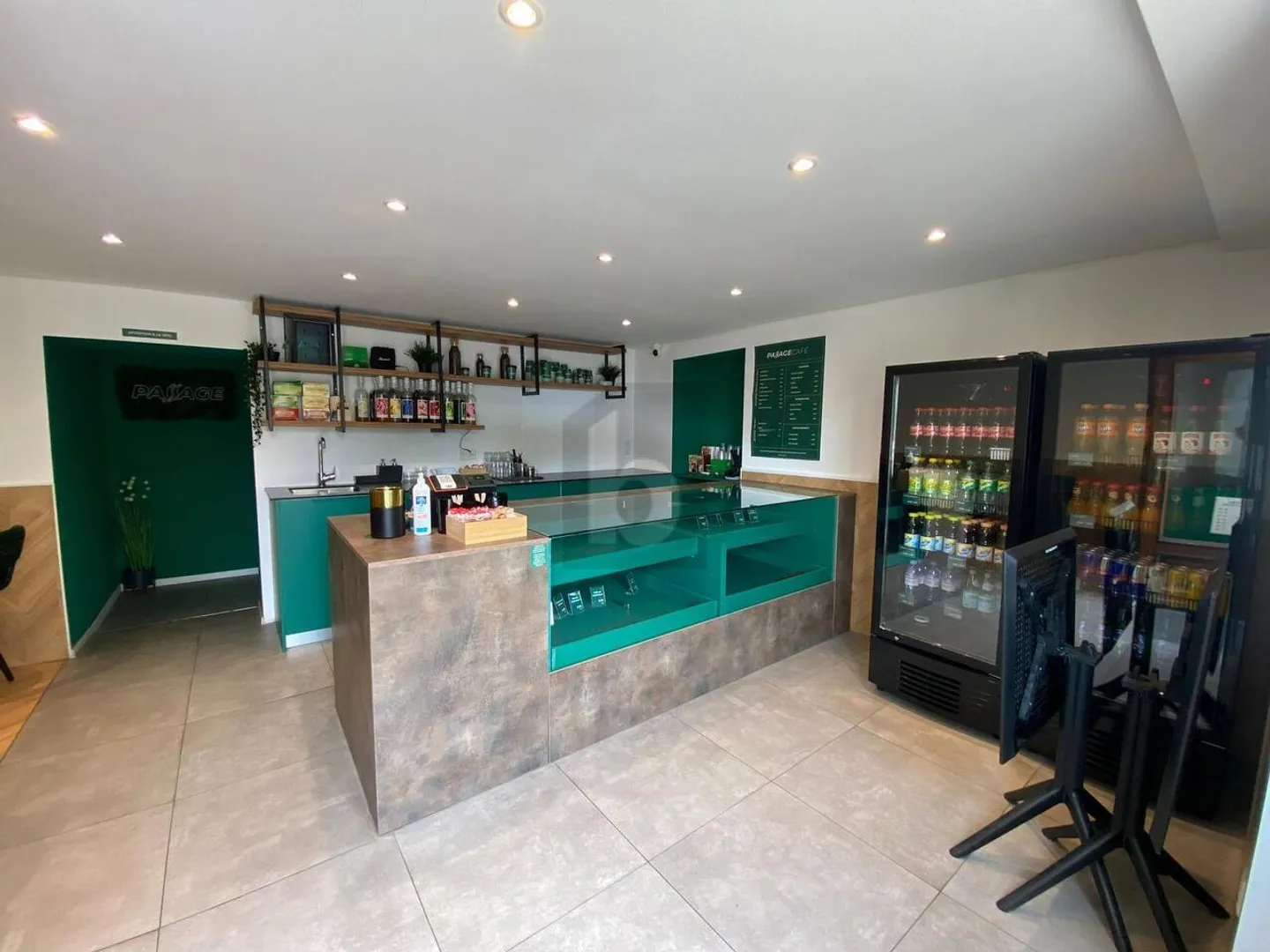 TEA ROOM MODERNE DANS LE VIEUX CAROUGE - Photo 1 sur 4