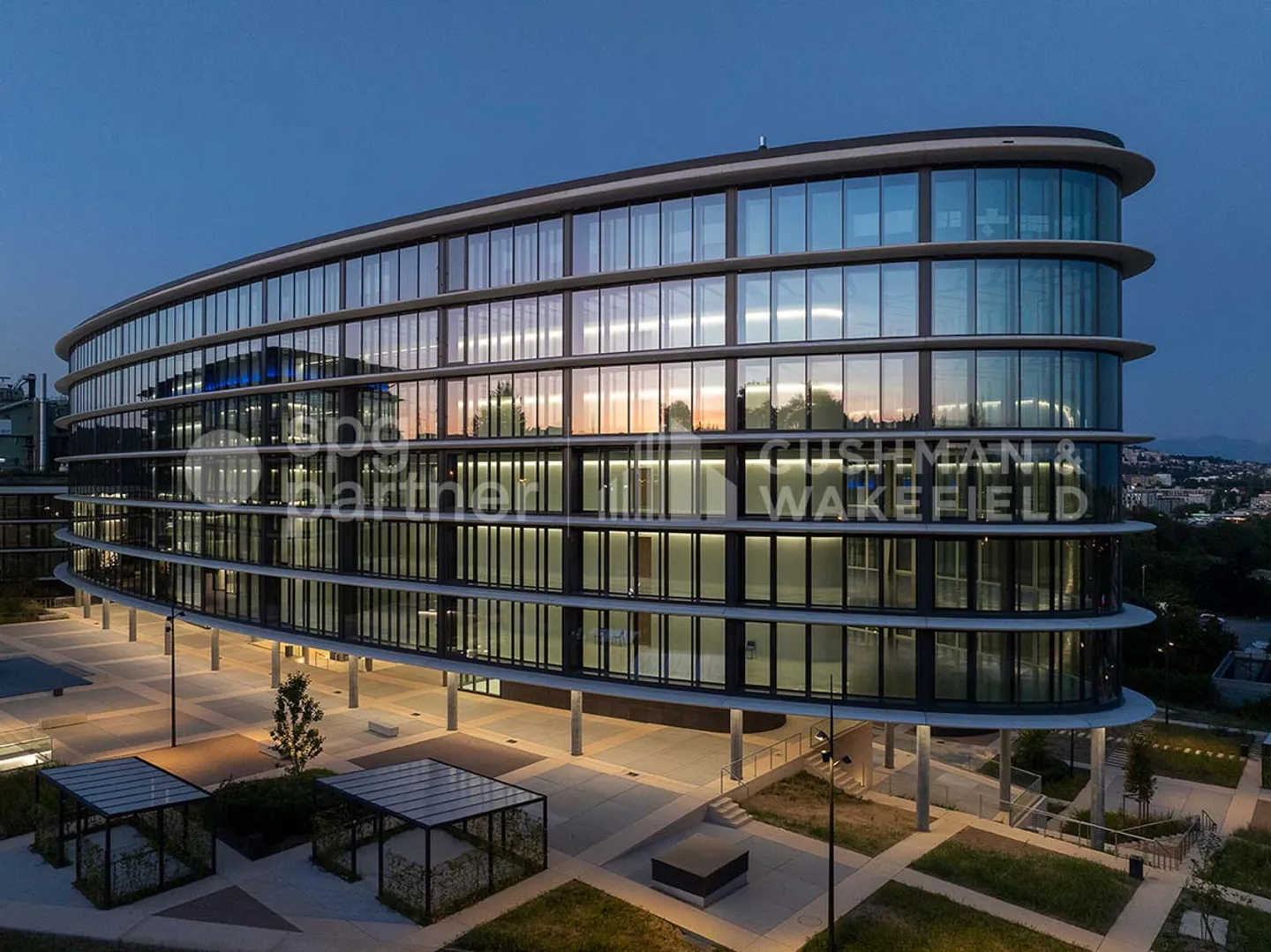 Bureaux à louer dans un bâtiment nouveau et représentatif - Photo 1 sur 13