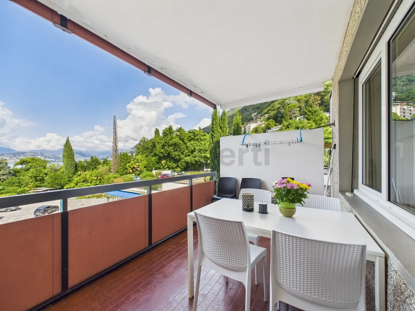 Appartamento 2,5 locali con vista lago e piscina condominiale - ideale come residenza principale, seconda casa o investimento per affitti a breve termine! - Foto 8 di 11