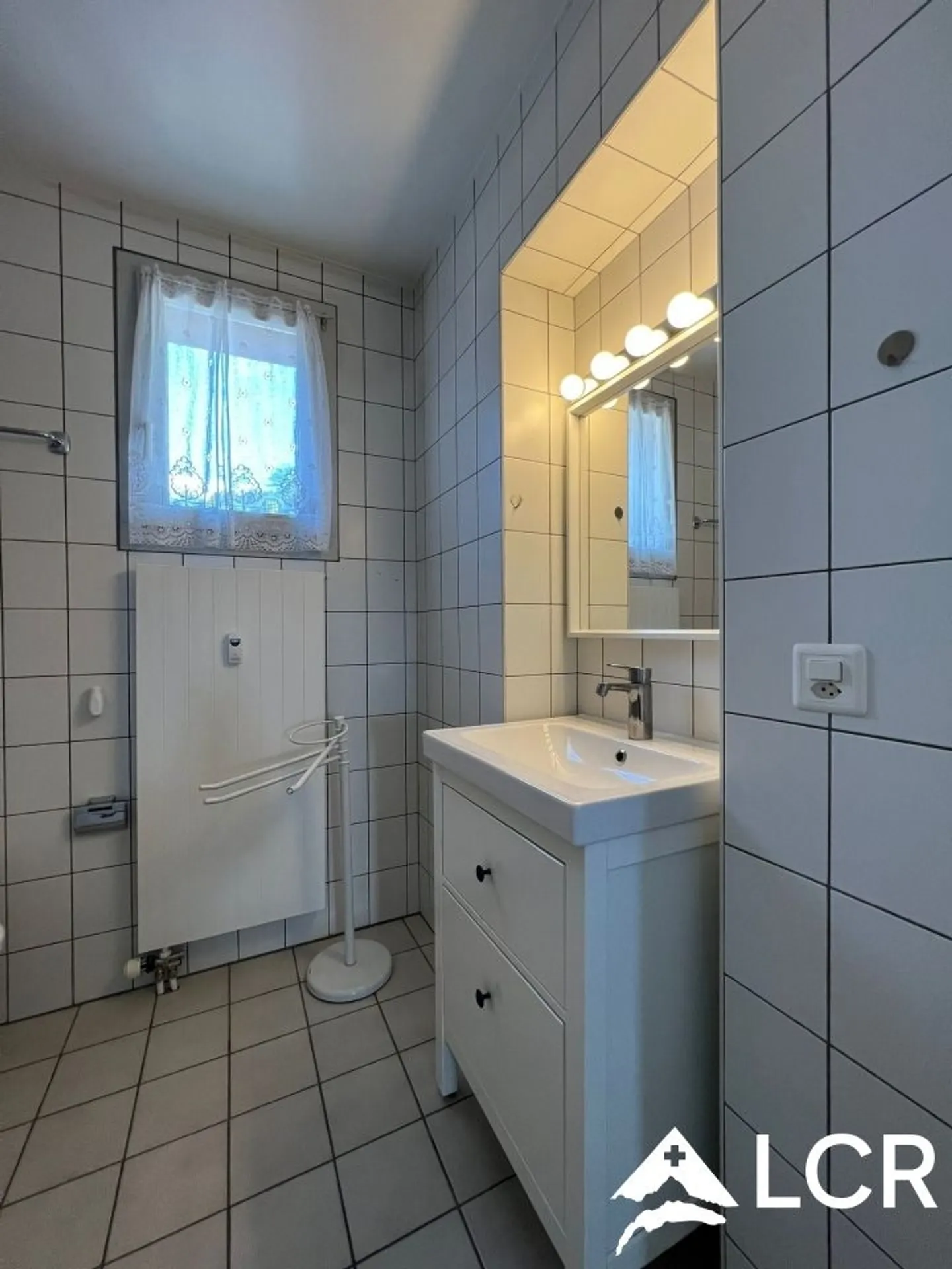 Magnifique bâtiment à Leysin / 2 appartements et 2 magasins / 7 places de parking - Photo 11 sur 13