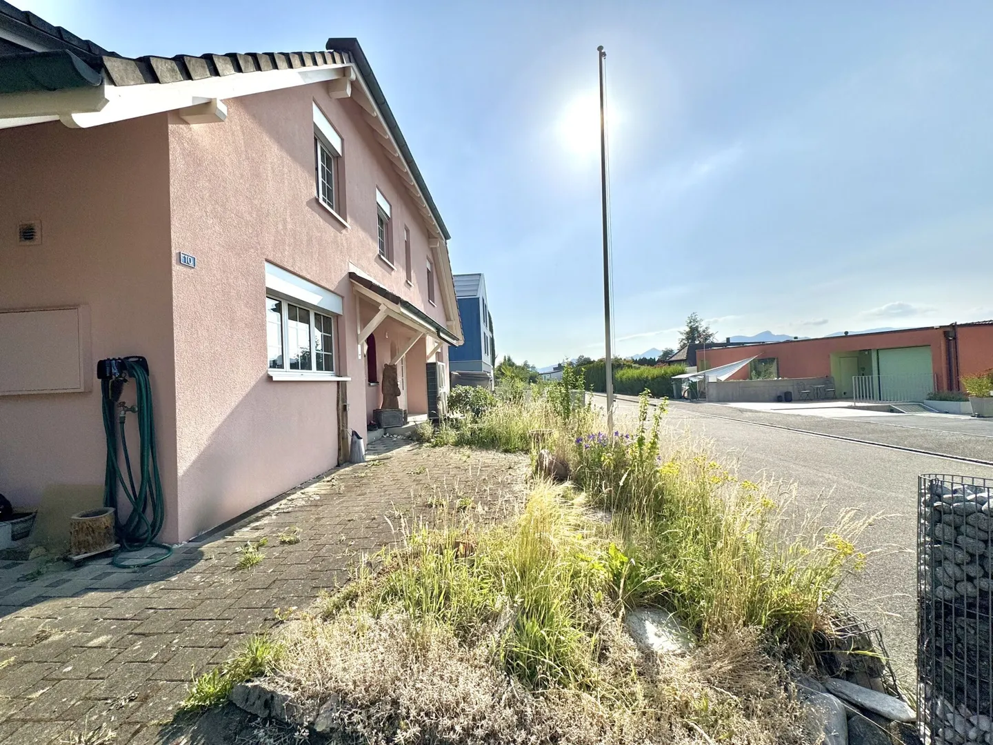 Occasione unica - Casa familiare bifamiliare ben tenuta in una tranquilla strada senza uscita con vista - Foto 3 di 14