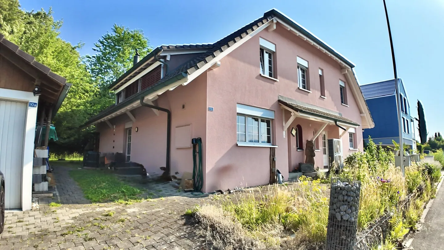 Occasione unica - Casa familiare bifamiliare ben tenuta in una tranquilla strada senza uscita con vista - Foto 2 di 14