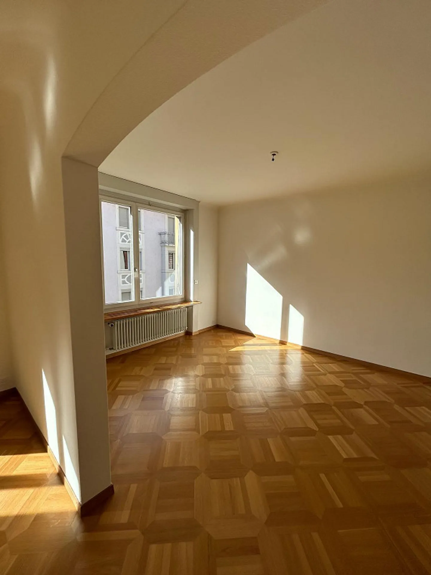 Spacious 3-room apartment in popular Zurich Seefeld - Photo 2 of 11