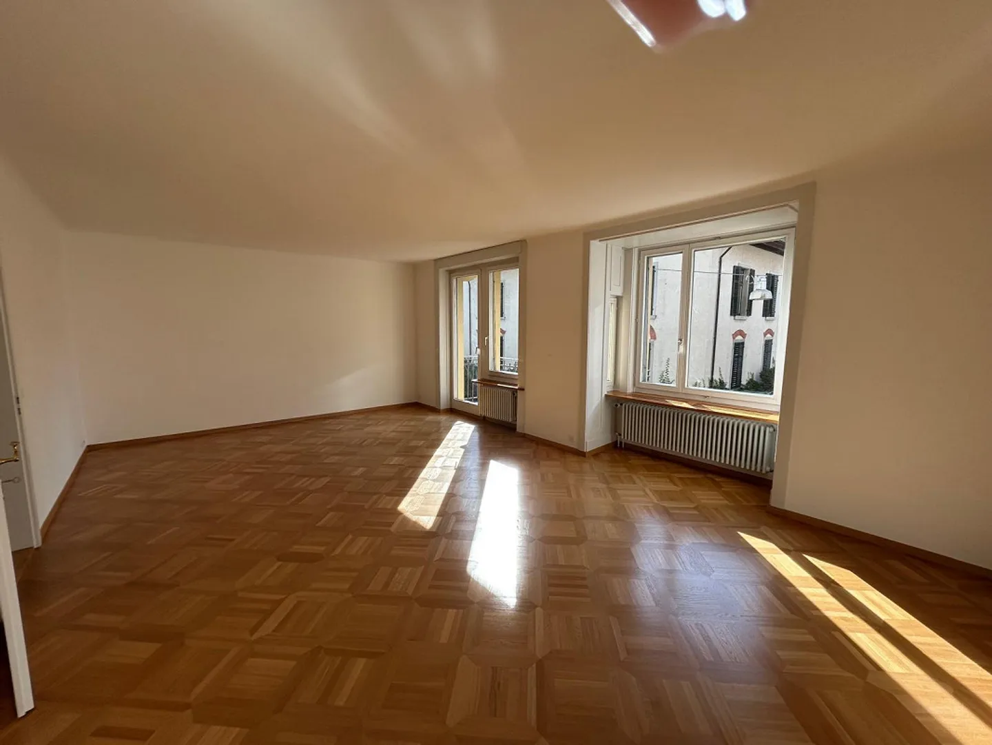 Spacious 3-room apartment in popular Zurich Seefeld - Photo 3 of 11