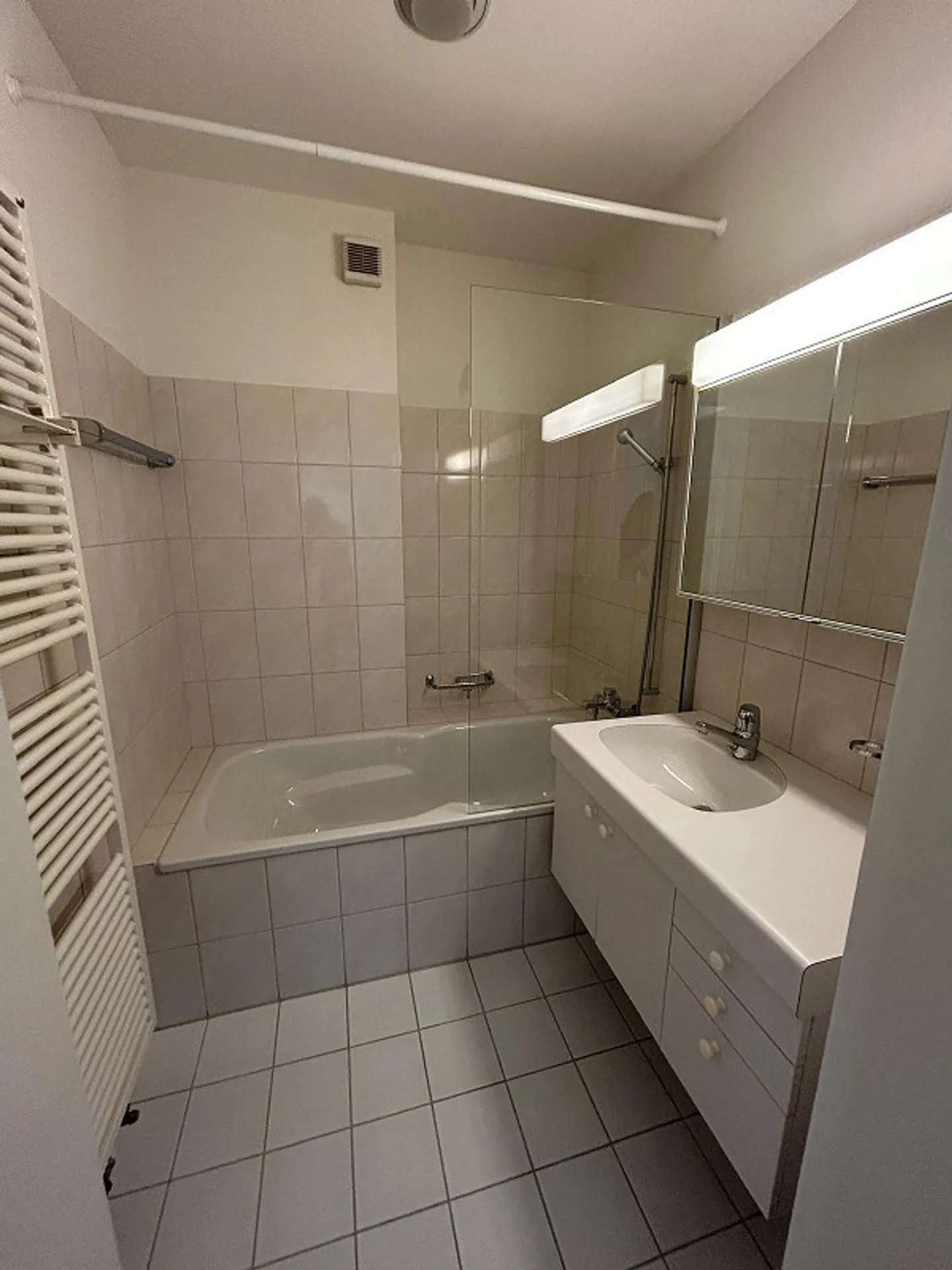 Spacious 3-room apartment in popular Zurich Seefeld - Photo 8 of 11