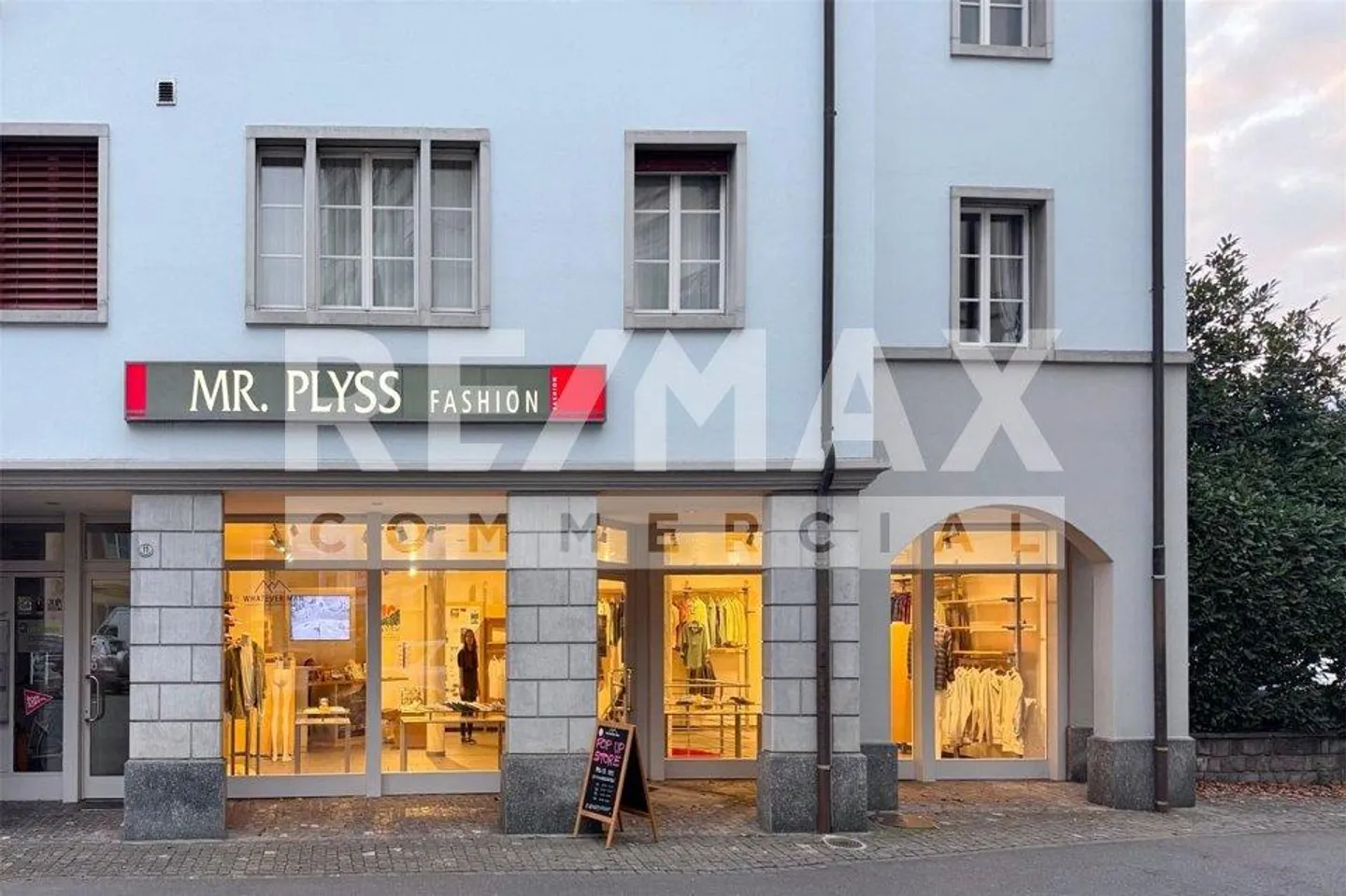 Representative shop in a central location with maximum visibility... - Photo 7 of 13