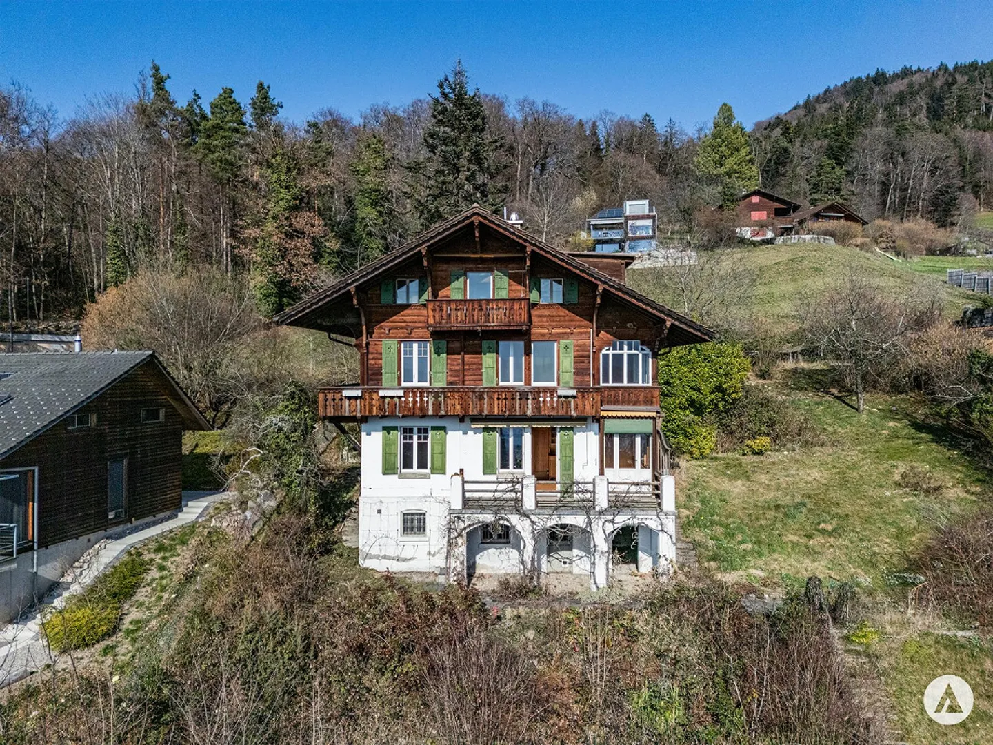 Chalet avec potentiel pour de nouvelles idées de vie - Photo 1 sur 13