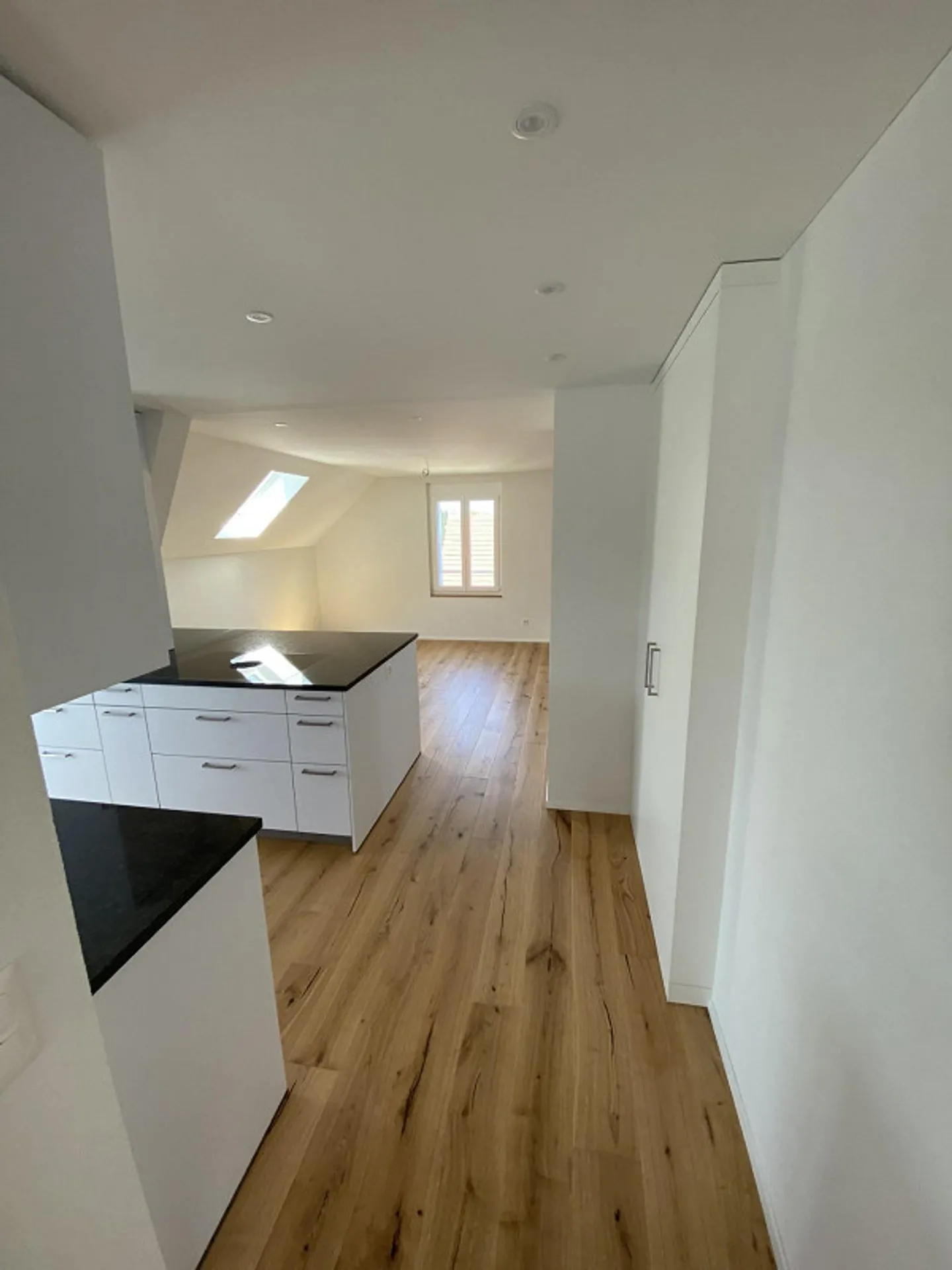 Charmante Wohnung mit grossem Balkon - Foto 3 von 9