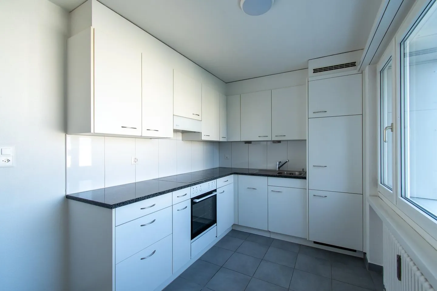 Ampio appartamento di 3,5 stanze con balcone soleggiato - Foto 5 di 13