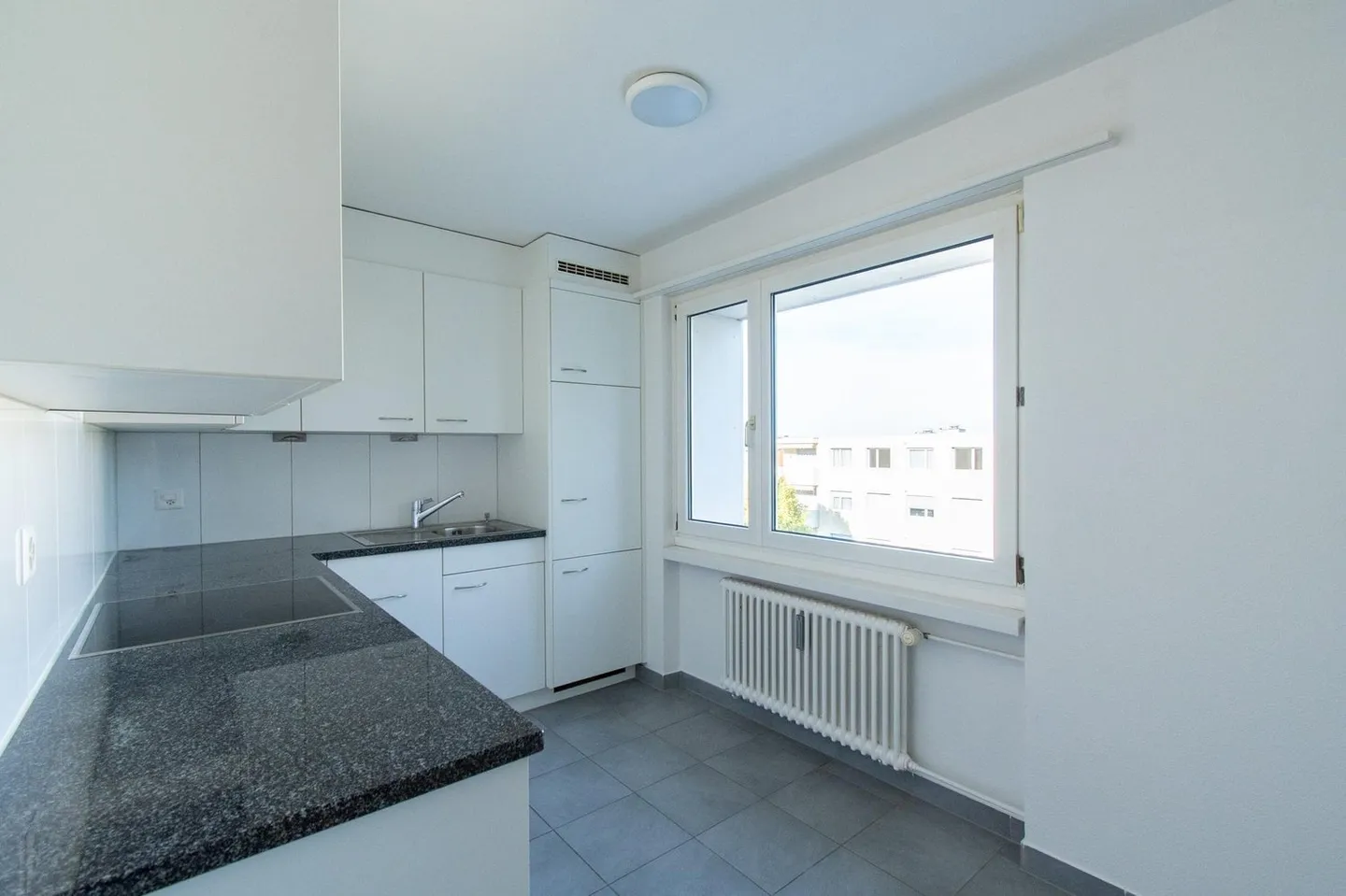 Ampio appartamento di 3,5 stanze con balcone soleggiato - Foto 6 di 13