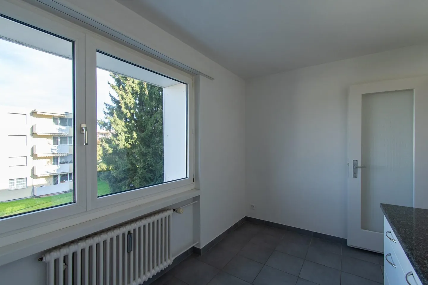 Ampio appartamento di 3,5 stanze con balcone soleggiato - Foto 7 di 13