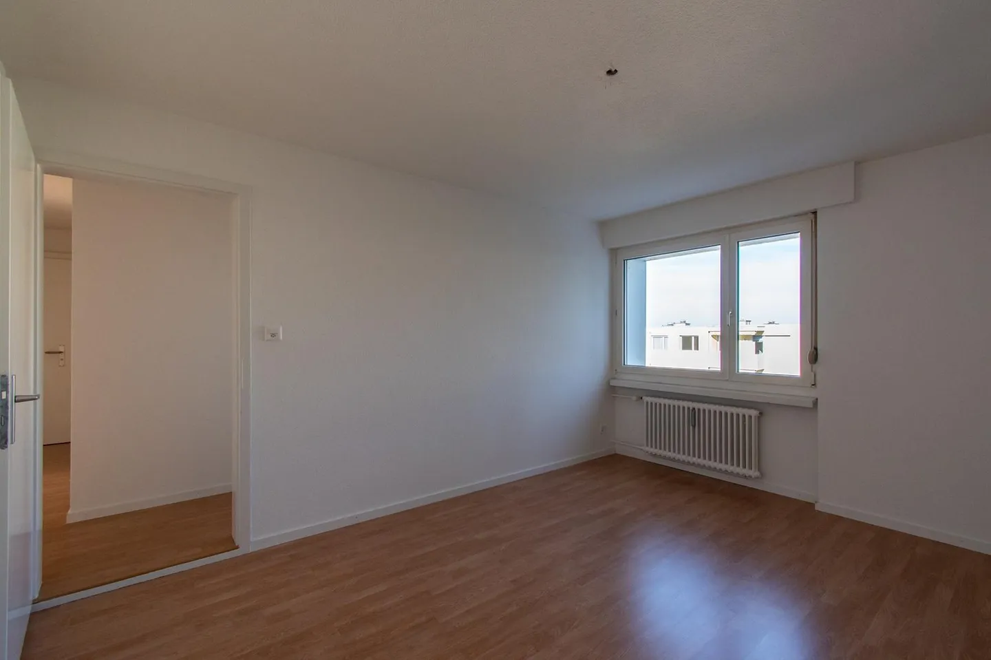 Ampio appartamento di 3,5 stanze con balcone soleggiato - Foto 8 di 13