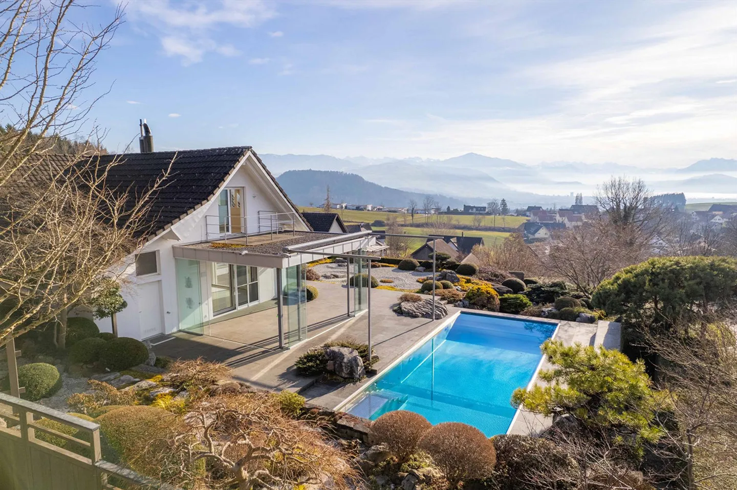Panorama Villa in Prime Location: Wide View over Lake, City and Alps - Photo 1 of 5