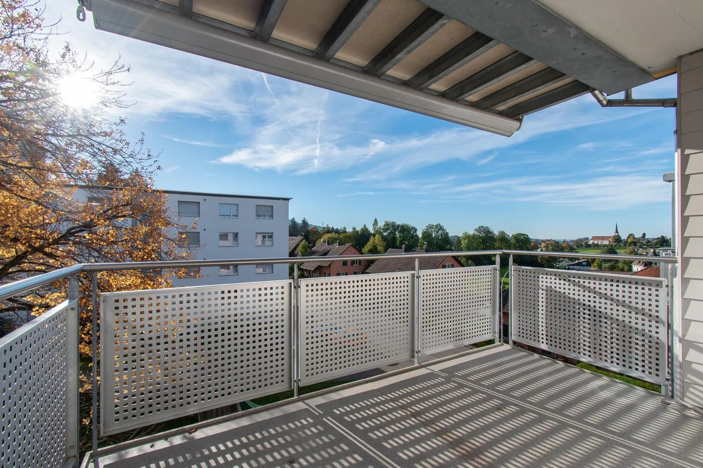 Ampio appartamento di 3,5 stanze con balcone soleggiato - Foto 4 di 13