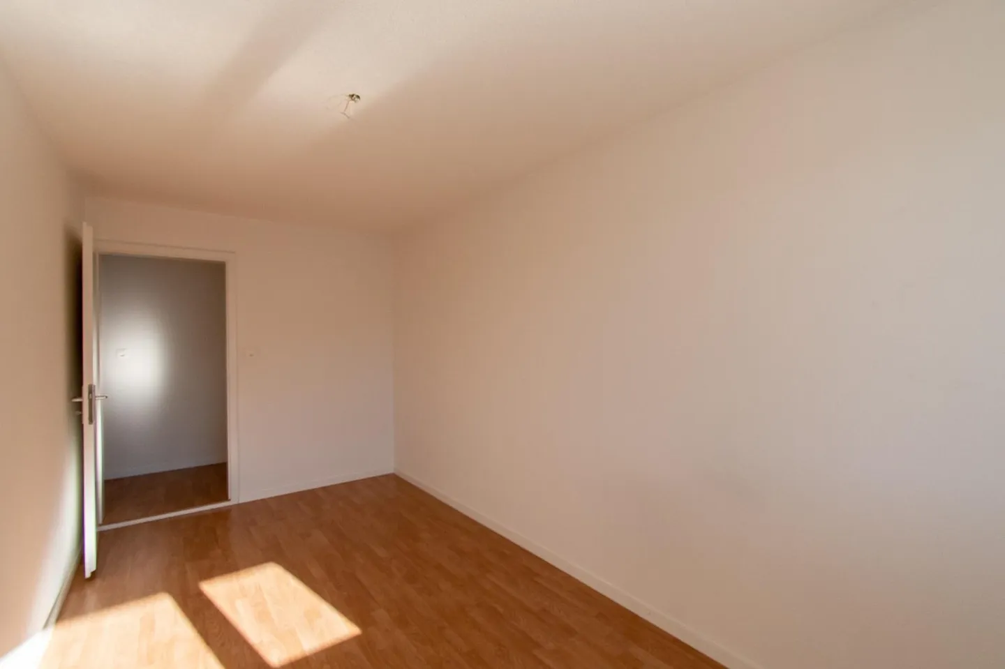 Ampio appartamento di 3,5 stanze con balcone soleggiato - Foto 12 di 13