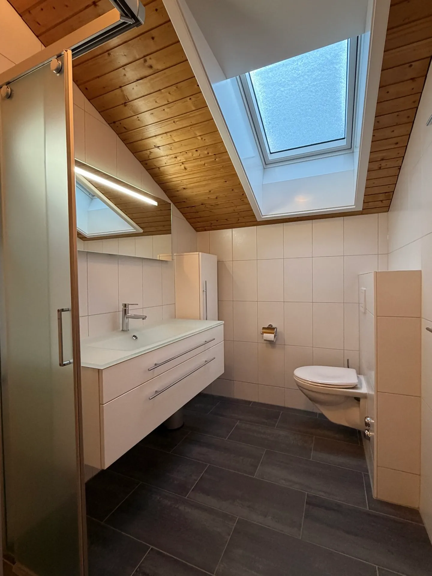 Heimelige Dachwohnung mit schönem Bergblick - Foto 8 von 13