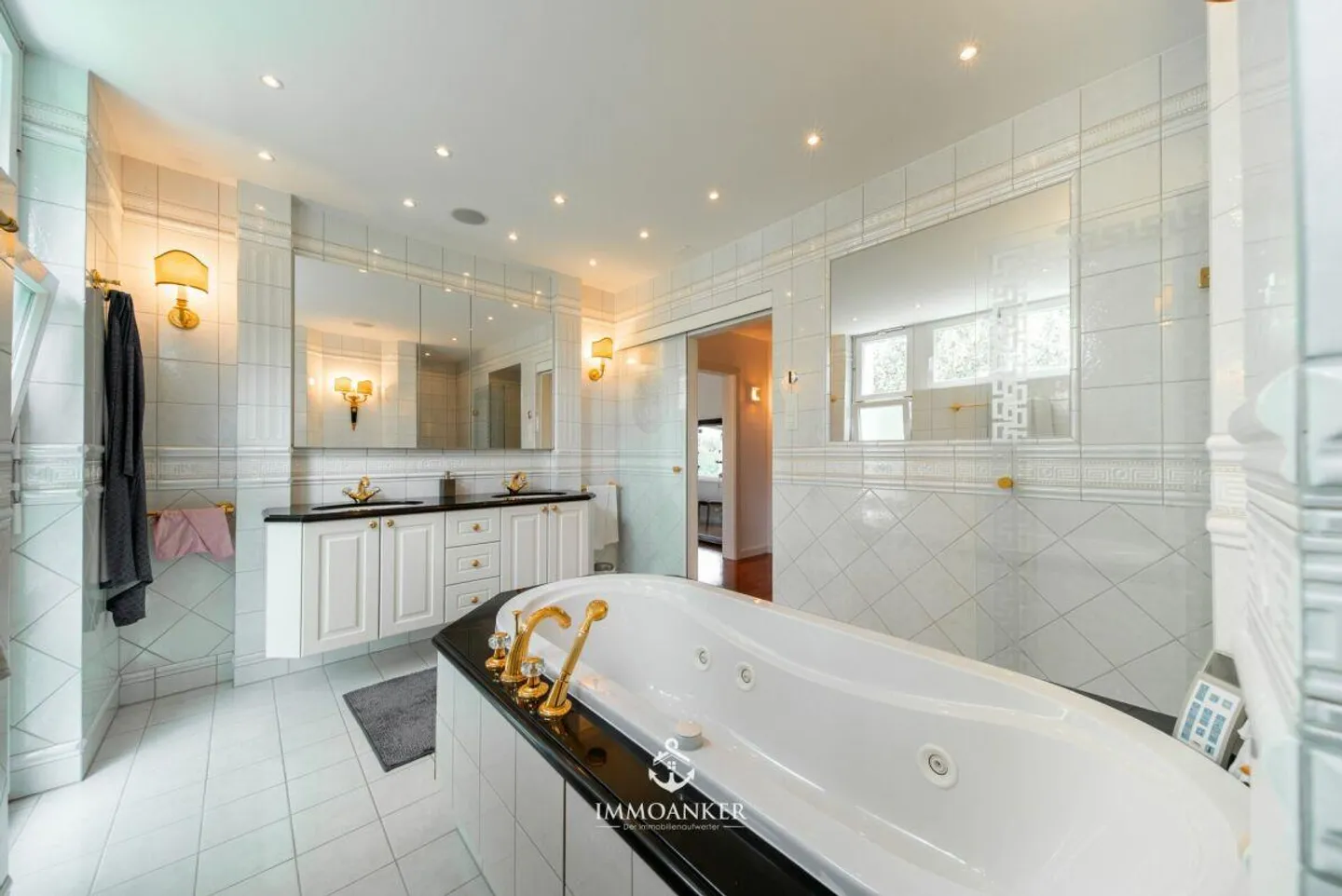 Urban living comfort meets private oasis of well-being - Photo 8 of 13