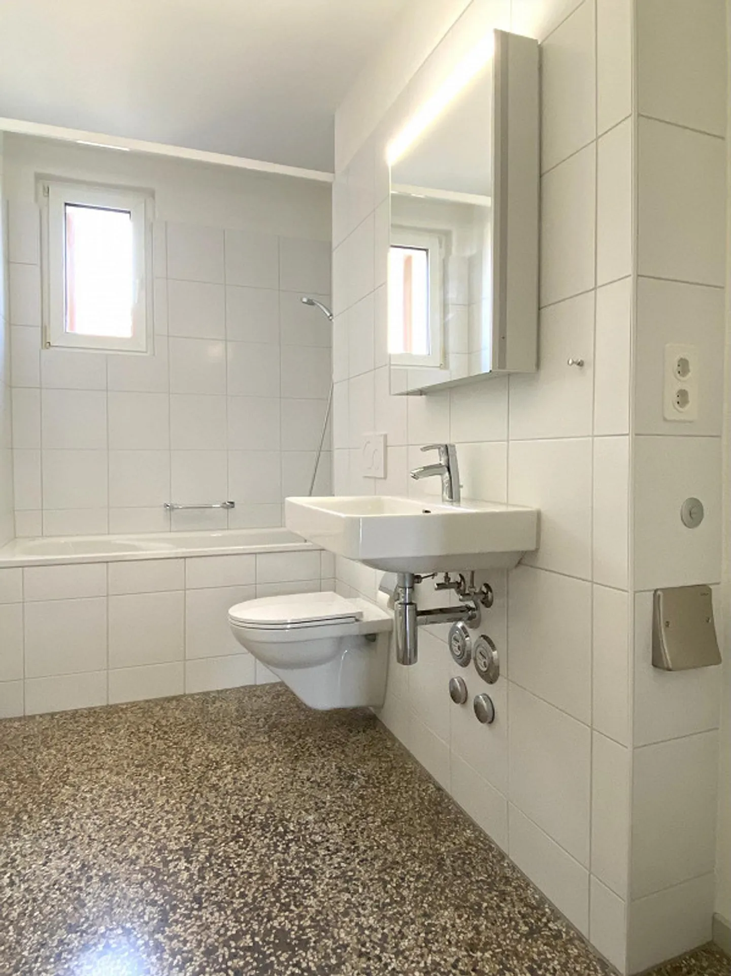 Old Building Apartment 3.5 Rooms - Photo 8 of 9