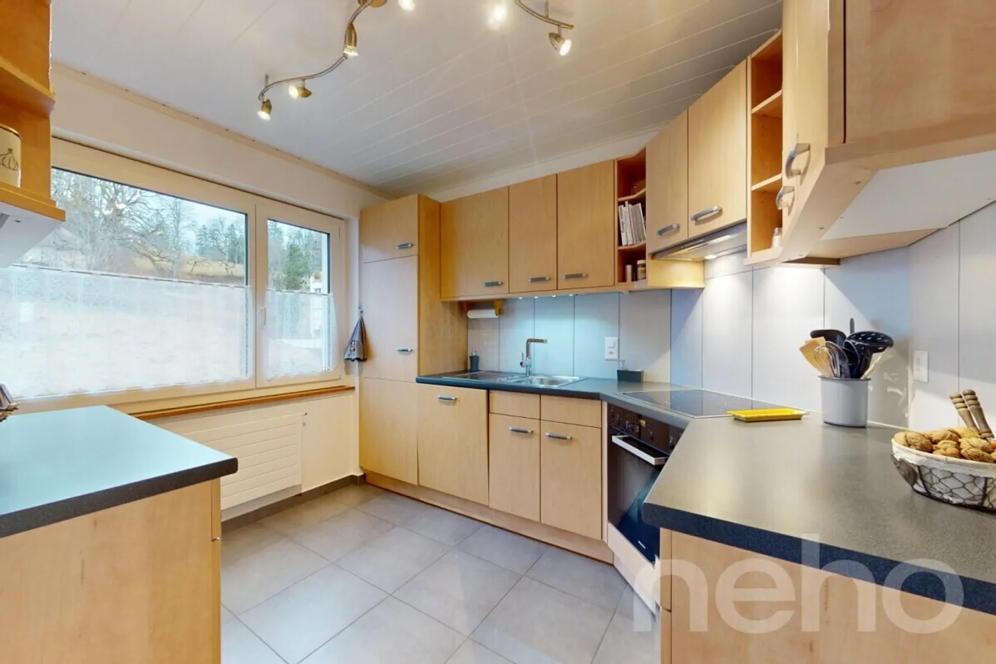 Wunderschöne 5,5-Zimmer-Wohnung mit Balkon, freiem Blick und Garage - Foto 3 von 13